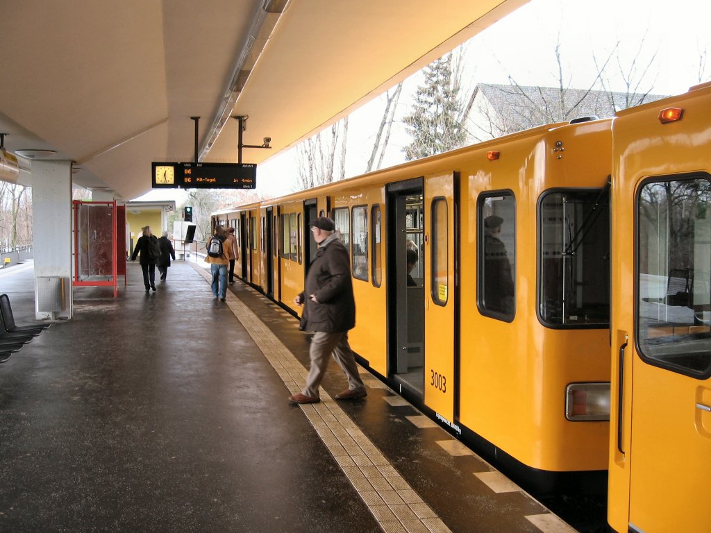 U-Bahnzug im U-Bhf Scharnweberstrasse, Berlin 2007