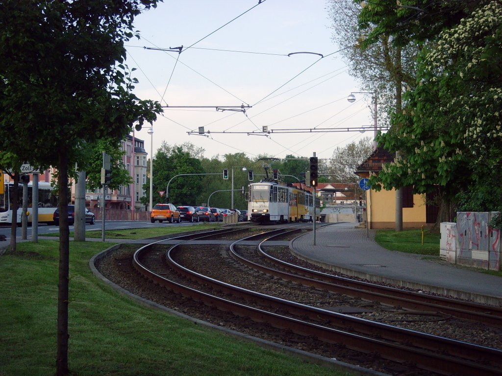 Zug der Linie 3 bei der Elsterbrcke, 2010 Gera