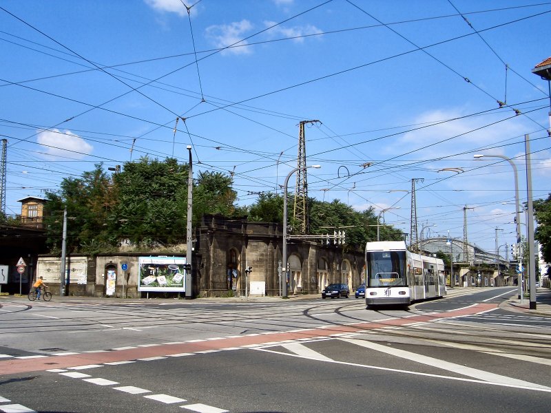 Blick zum Bahnhof Dresden-Neustadt mit Strassenbahn, um 2005