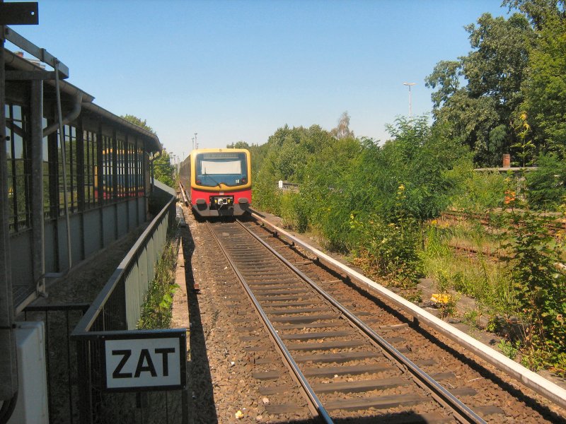 BR 481 verlsst Schnholz in Richtung Frohnau - Oranienburg. In Schnholz ist Umsteigen nach henningsdorf erforderlich, Berlin Juli 2009