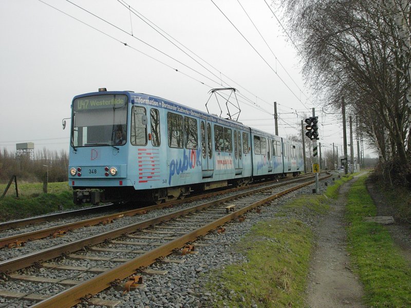 Dreiteiliger Stadtbahnwagen B nach dem berqueren der Kreuzung mit der DB-Gterzugstrecke bei Dortmund-Obernette als Linie U 47 nach Westerfilde am 06.02.2004.