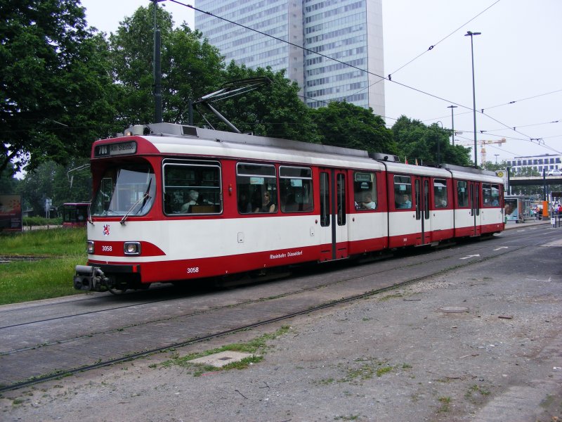 Ein DUEWAG-GT8S auf dem Jan-Wellem-Platz in Dsseldorf als Zug der Rundlinie 706 am 30. Mai 2008.