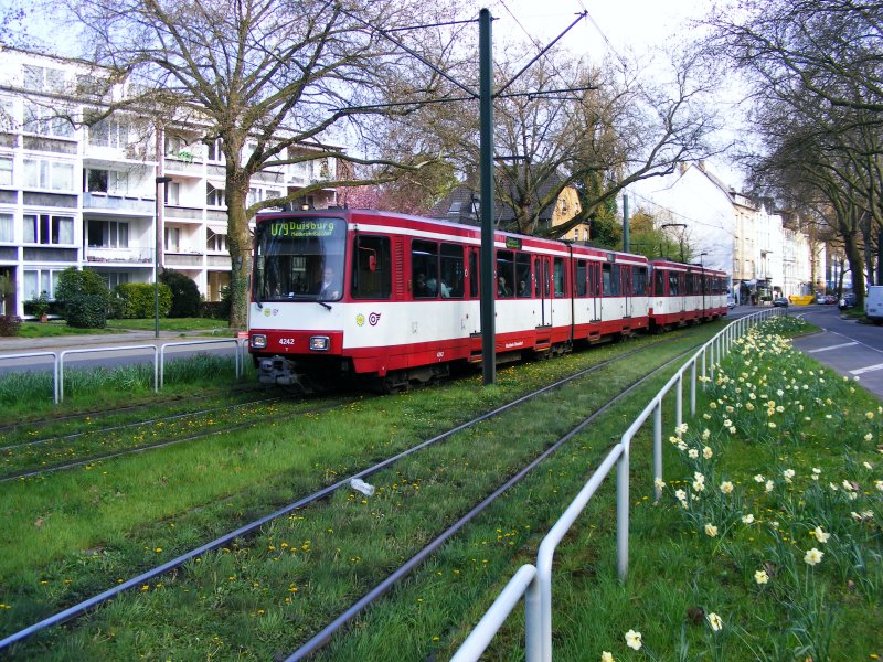 Eine Doppeltraktion aus Stadtbahnwagen B der Dsseldorfer Rheinbahn vor der Haltestelle Reeser Platz als Linie U79 nach Duisburg-Meiderich am 17. April 2008.