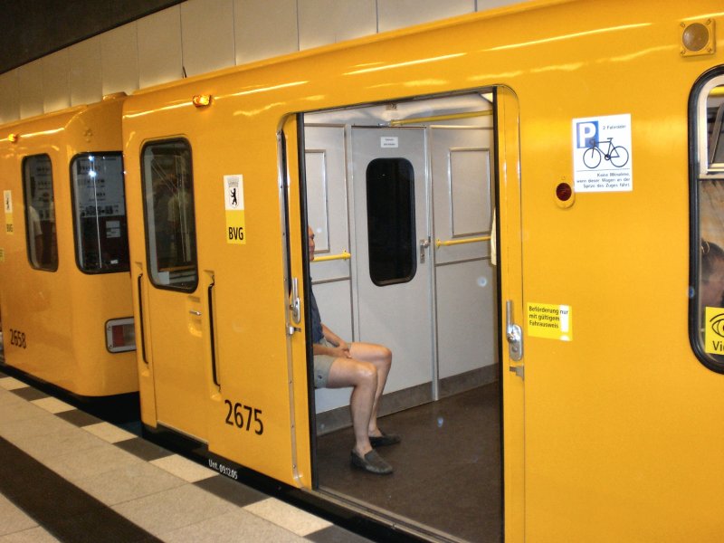 Frisch aufgembelter U-Bahnzug der F-Reihe am Erffnungstag der U55, 8.8.2009