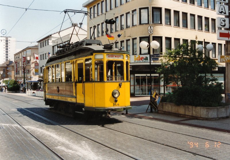 Hist. Triebwagen in der Innenstadt Kassel, 1994