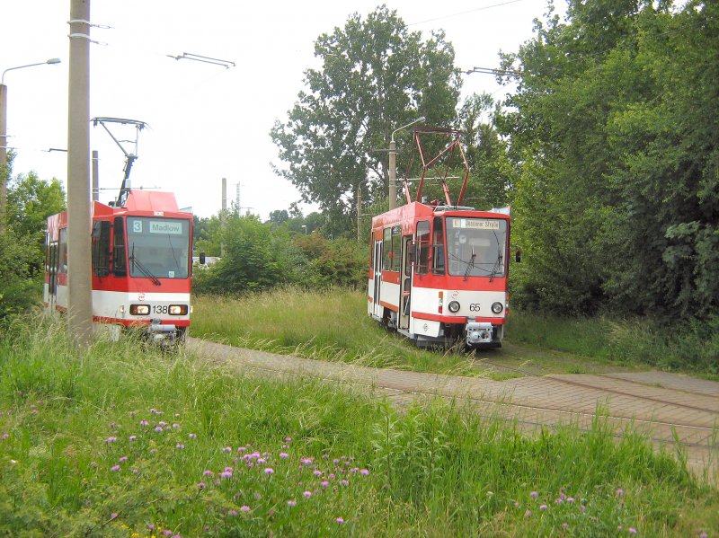 Linien-Tatra mit Niederflurmittelteil und letzer KT4d ohne diesen Einbau in Cottbus, Schleife Sandow - 6.6.2009