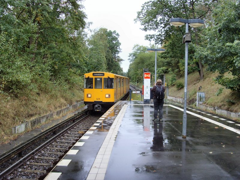 Linienzug auf der U3 im Regen, Berlin-dahlem 13.9.2009