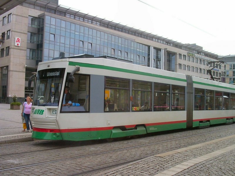 Moderne Niederflurbahn in Magdeburg, 2006