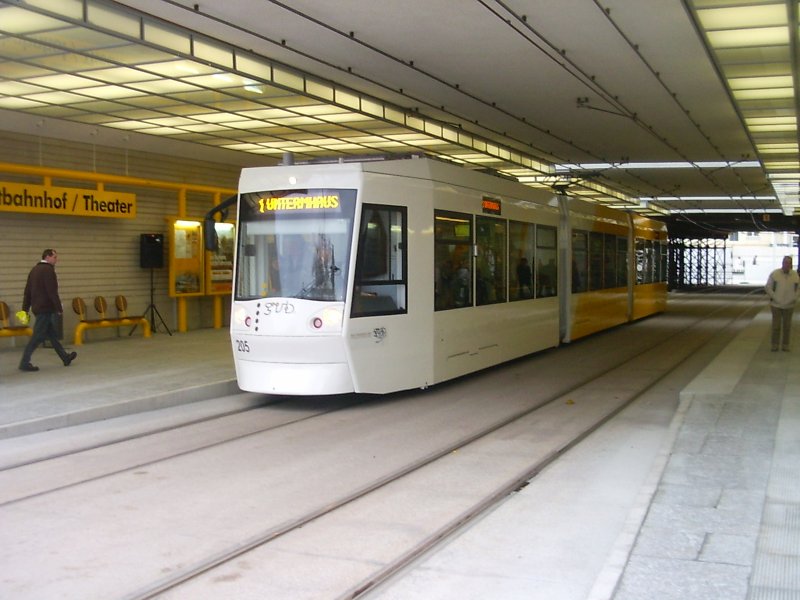 Niederflurbahn am Hauptbahnhof Gera