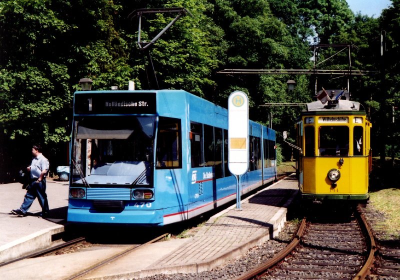 Niederflurwagen und hist. Triebwagen in der Endhaltestelle Wilhelmshhe, 2006