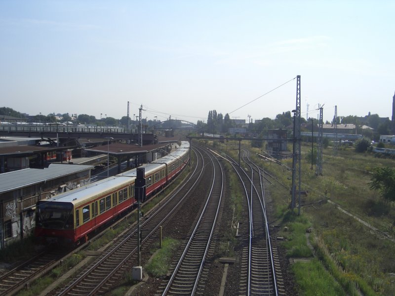S-Bahnzug der BR 480 beim Bhf. Warschauer Strasse, 2005