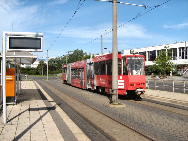 Tatra-Tw am Hauptbahnhof bei der Weiterfahrt zur Jessner Strasse, Cottbus 6.6.2009