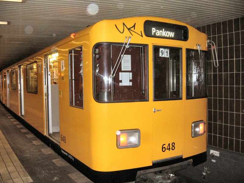 U-Bahnwagen 648 auf der U2 nach Pankow, 2006