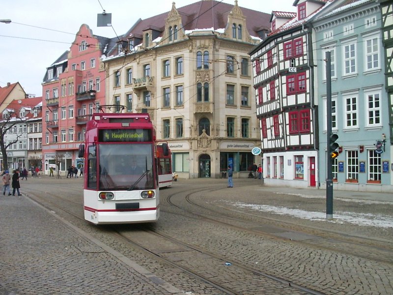 Zug der Linie 4 auf dem Domplatz in Erfurt, 2005
